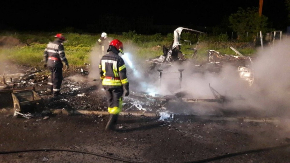 Bărbatul care a incendiat cele trei rulote s-a predat la poliție