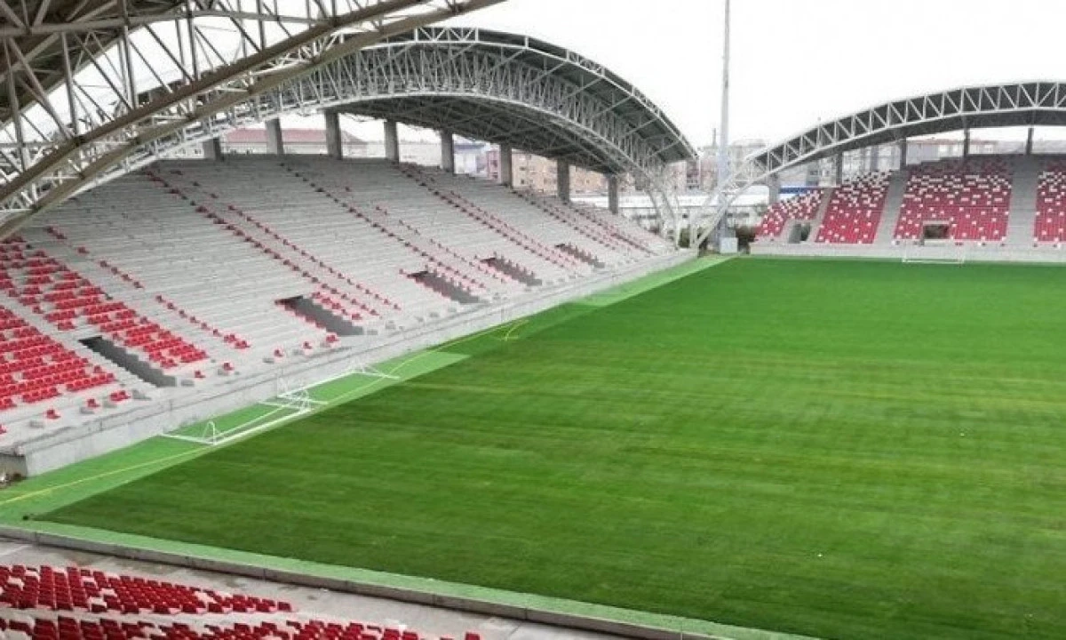 Baronul Neuman, sub forma unei statui pe stadionul UTA-ei
