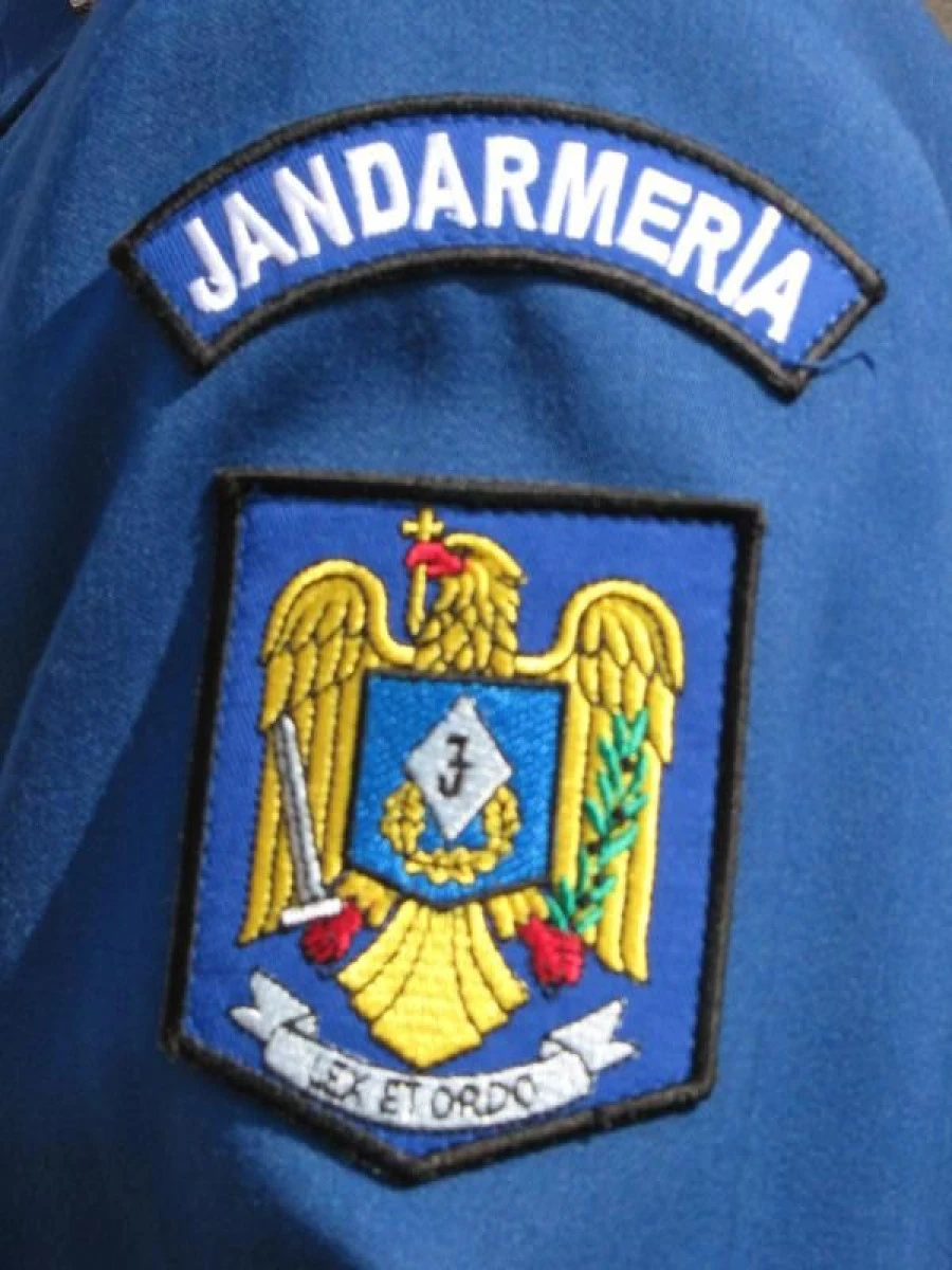 BĂTRÂN DE 82 DE ANI, AJUTAT DE UN JANDARM SĂ ÎȘI RECUPEREZE PORTMONEUL PIERDUT