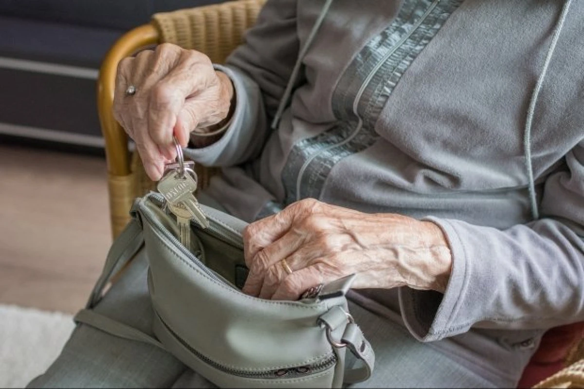 Bătrână păcălită de patronii azilului în care era internată. I-au vândut apartamentul, chiar dacă femeia avea moștenitori