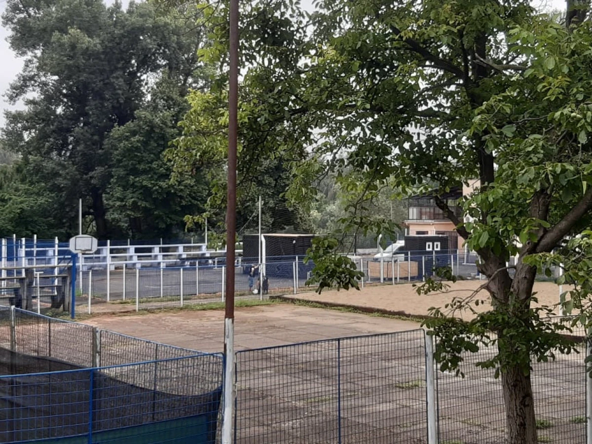 Baza Constructorul, în pericol. Semne de întrebare cu privire la apariția terasei AOA Garden pe terenul de sport