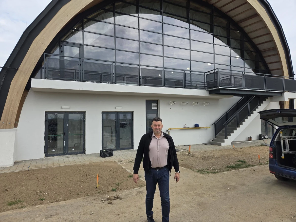 Bazinul de înot din Ineu ar putea fi deschis în toamnă, după o întârziere de doi ani