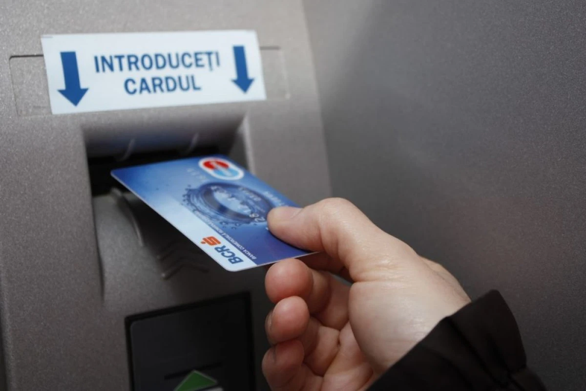 BCR OPREȘTE TEMPORAR SISTEMUL DE CARDURI