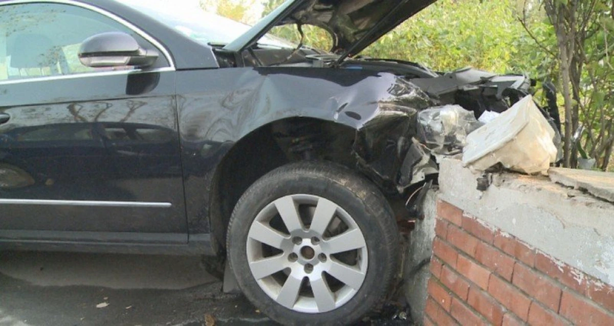 Beat și fără permis, un arădean a intrat cu mașina în gardul cimitirului