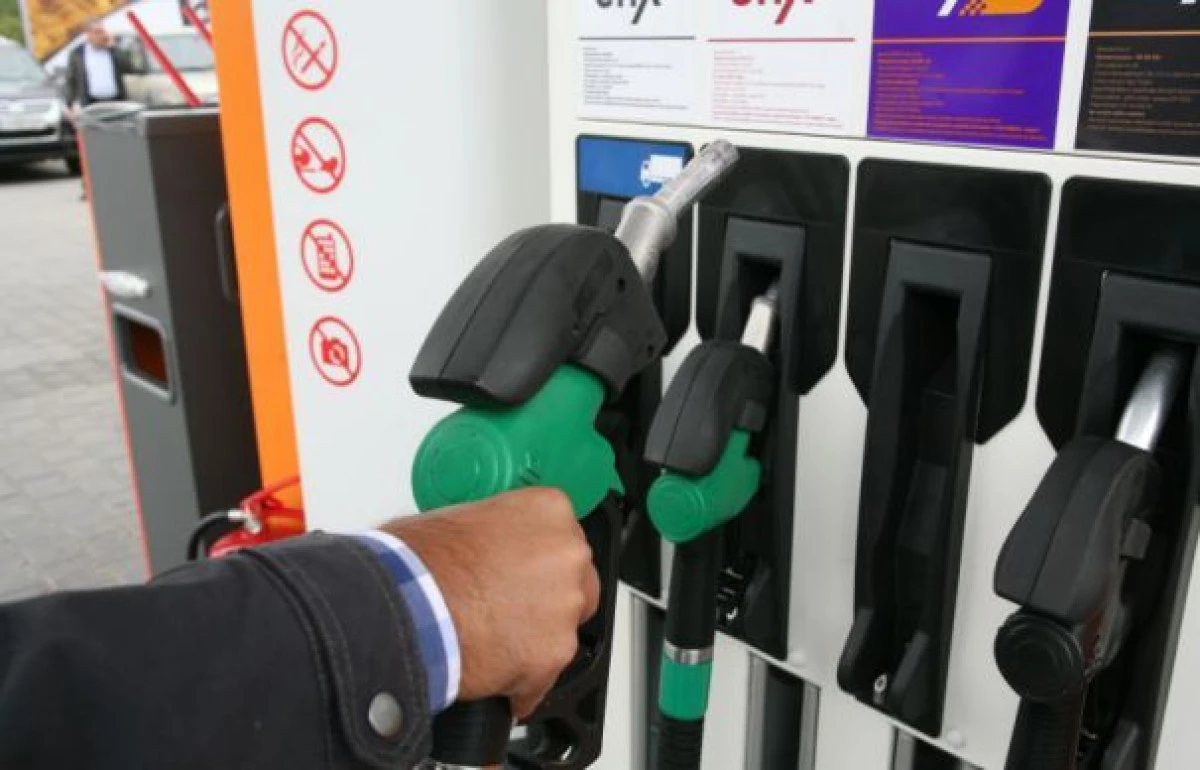 BENZINA LA SUPERMARKET: CE PLAN AU AUTORITATILE PENTRU A CRESTE CONCURENTA INTRE BENZINARI