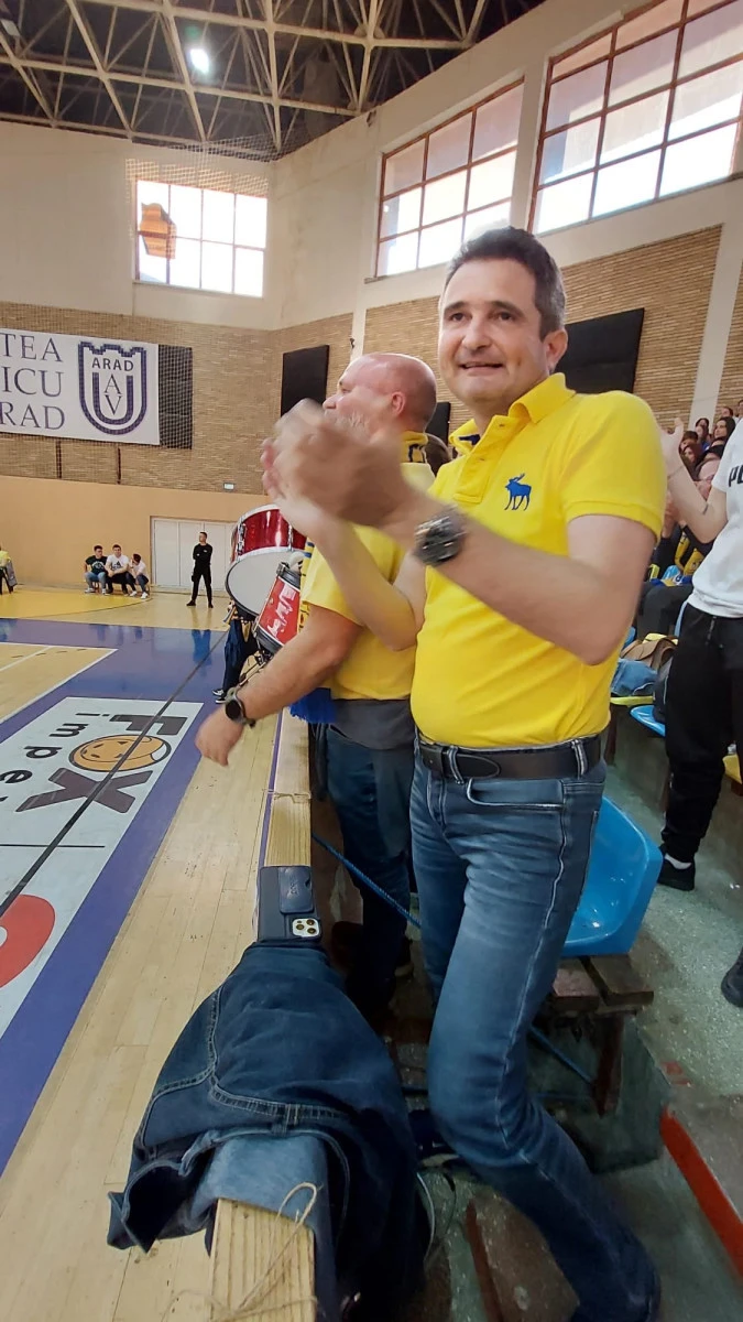 Bibarț e disperat și își face imagine pe spatele fetelor de la FCC Baschet