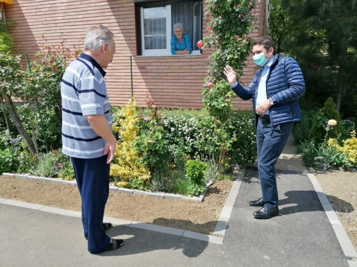 Bibarț face comerț cu măști, în alte orașe se distribuie gratuit