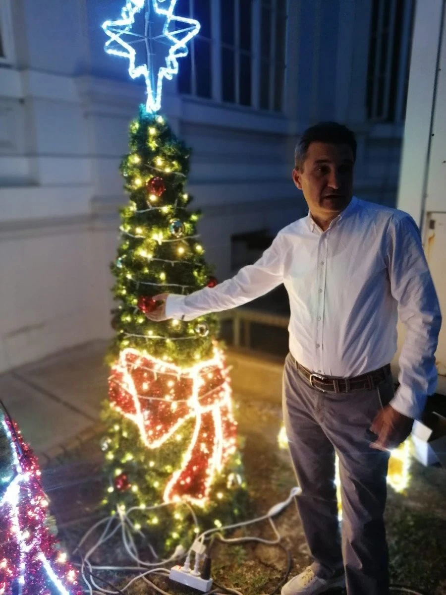 Bibarț ne scoate iar din anonimat - ne topește căldura și nu biruim cu țânțarii, dar ne luăm brad de Crăciun