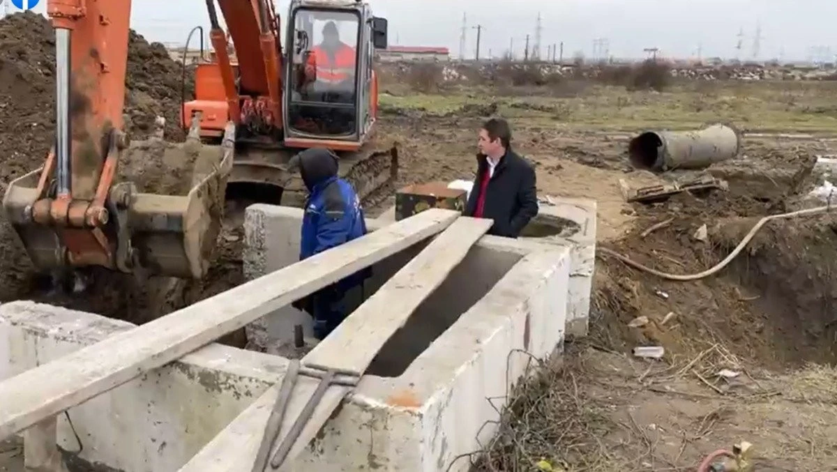Bibarț se laudă (din nou) cu investițiile altora. Astăzi, episodul „centura, pasajul și șanțul pentru apă“