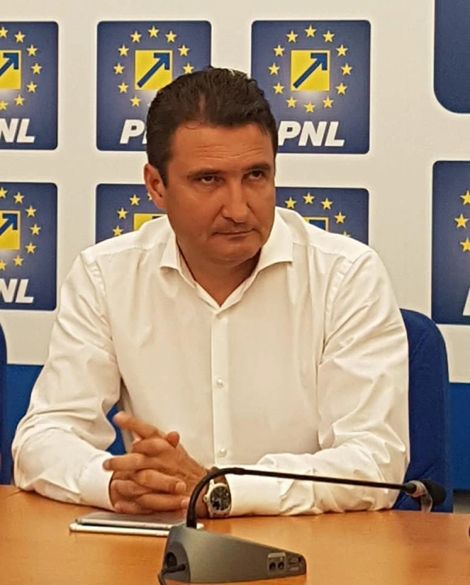 Bibi – durul, care spală... pe jos cu angajații care îndrăznesc să circule cu mașinile. În loc să construiască parcări