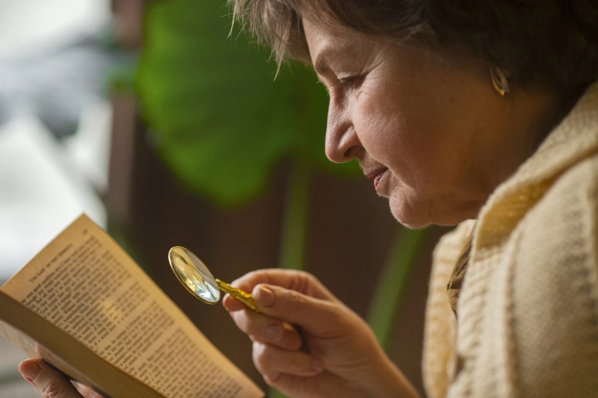 Biblia cu scris mare: cine ar putea avea cea mai mare nevoie de ea?