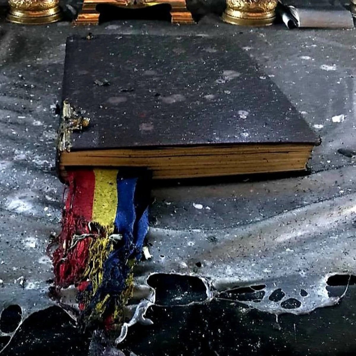 Biblia și tricolorul au rămas intacte după incendiul de la biserica din Gai