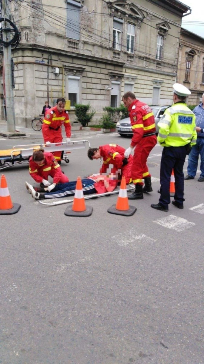 Biciclistă acroşată în trafic. Polițiștii locali i-au acordat primul ajutor