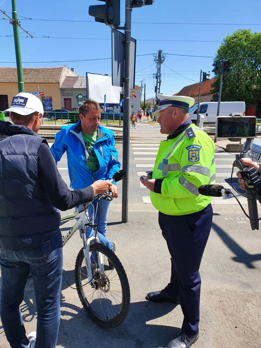 Bicicliștii au fost înarmați cu veste fluorescente de către polițiști