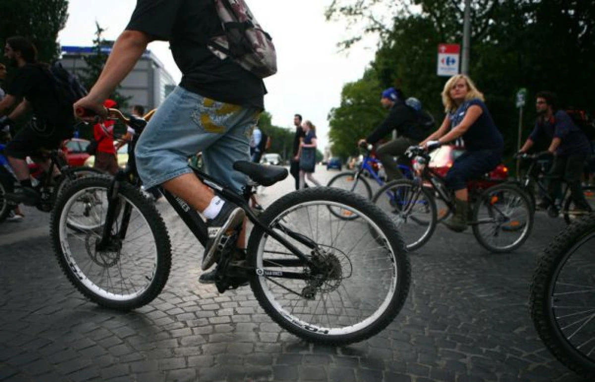 Bicicliștii vor fi amendați drastic dacă vor fi prinși vorbind la telefon