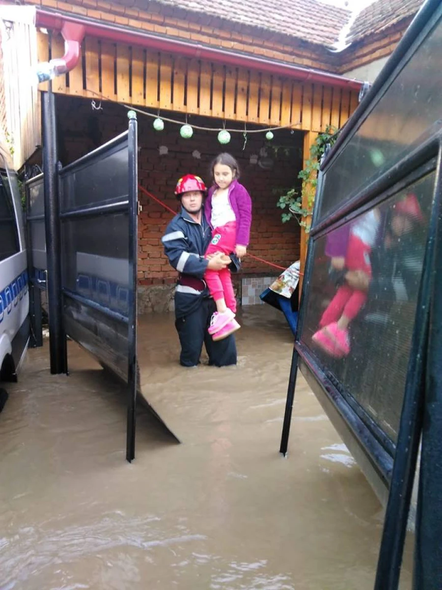 Bilanțul furtunii: 200 de gospodării inundate, opt persoane evacuate
