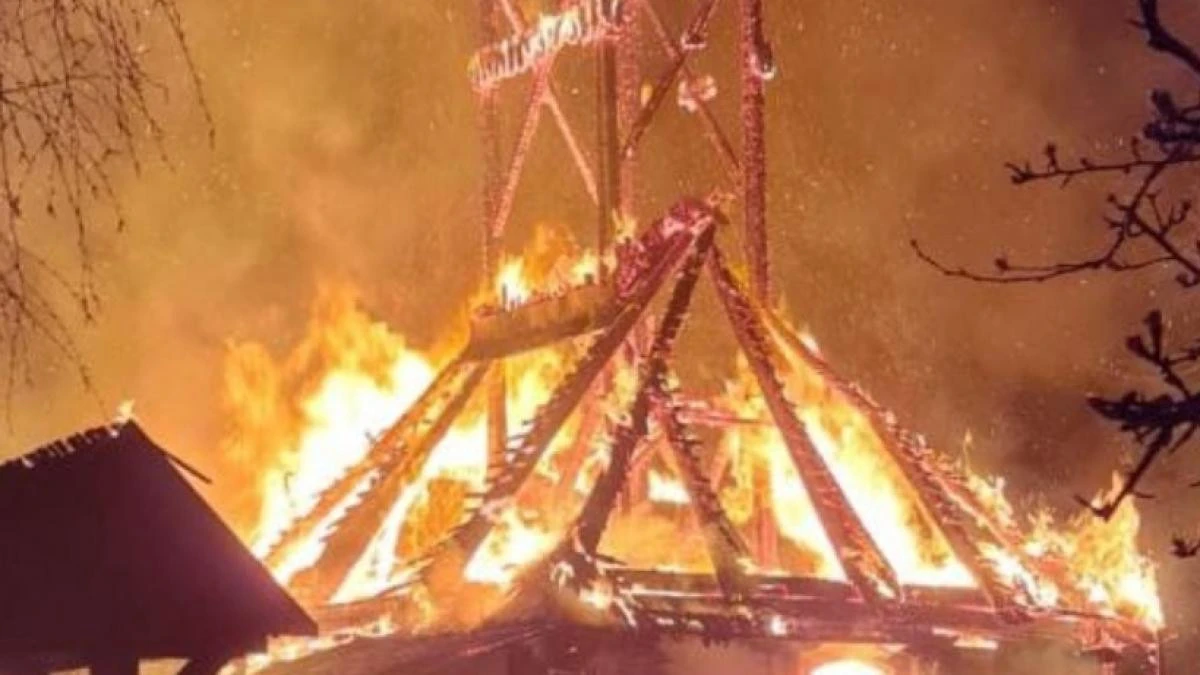 Biserica de lemn de la Muzeul Satului Bănățean din Timișoara, distrusă de un incendiu