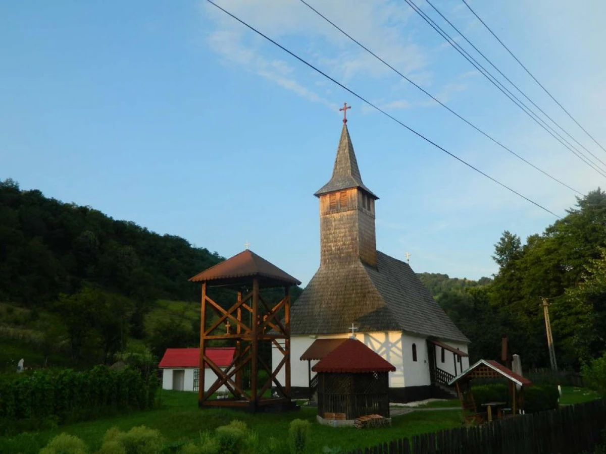 Biserica de lemn din Roșia Nouă, printre frumusețile Transilvaniei