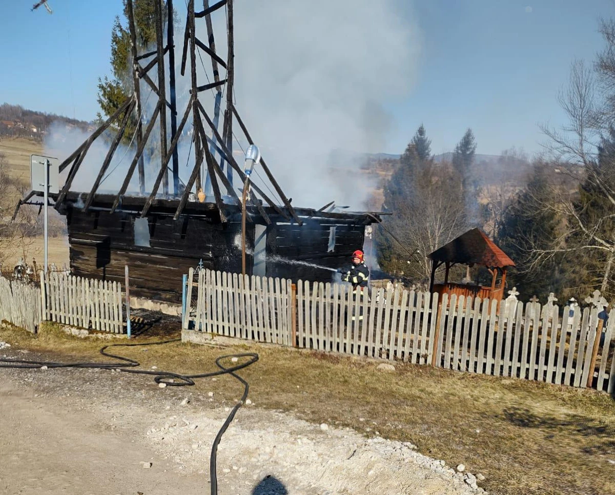 Biserica monument istoric din Vidra, arsă complet din cauza unui incendiu provocat la vegetație