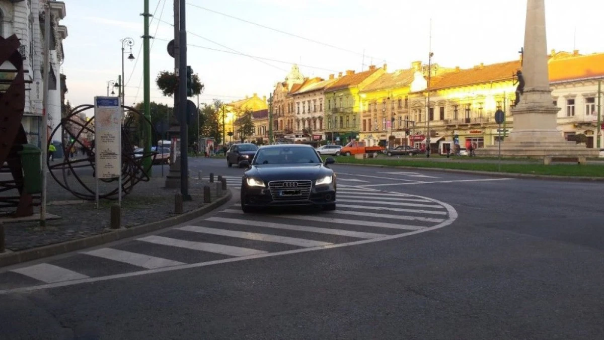 BIZONUL SE INTOARCE: LIMUZINA FAMILIEI FALCA, PARCATA IN MIJLOCUL INTERSECTIEI