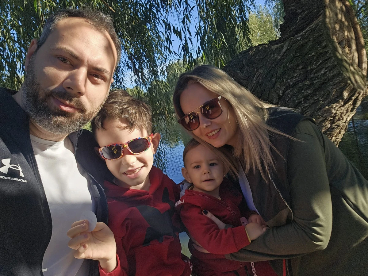 Boala care i-a furat unui băiețel de 6 anișori zâmbetul și libertatea de a se juca