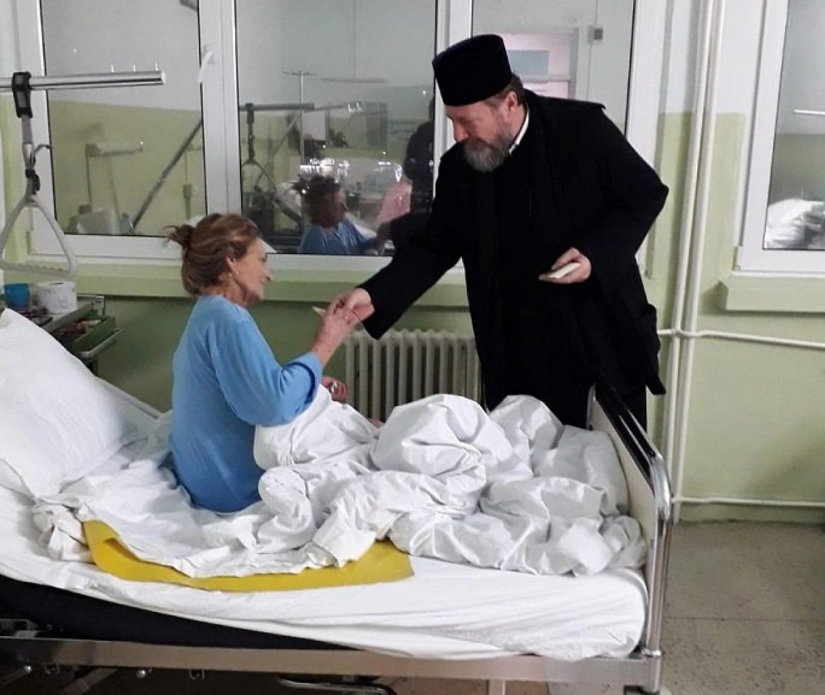 Bolnavii de la Spitalul Județean Arad, colindați de Preasfințitul Emilian Crișanul și Grupul psaltic ”Sf. Ioan Damaschin”