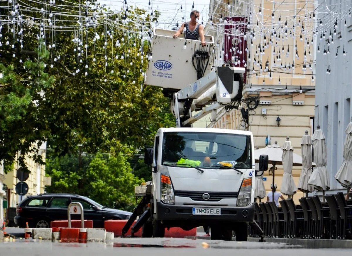 Bolta luminoasă de pe strada 1 decembrie, gata până la finele acestei săptămâni