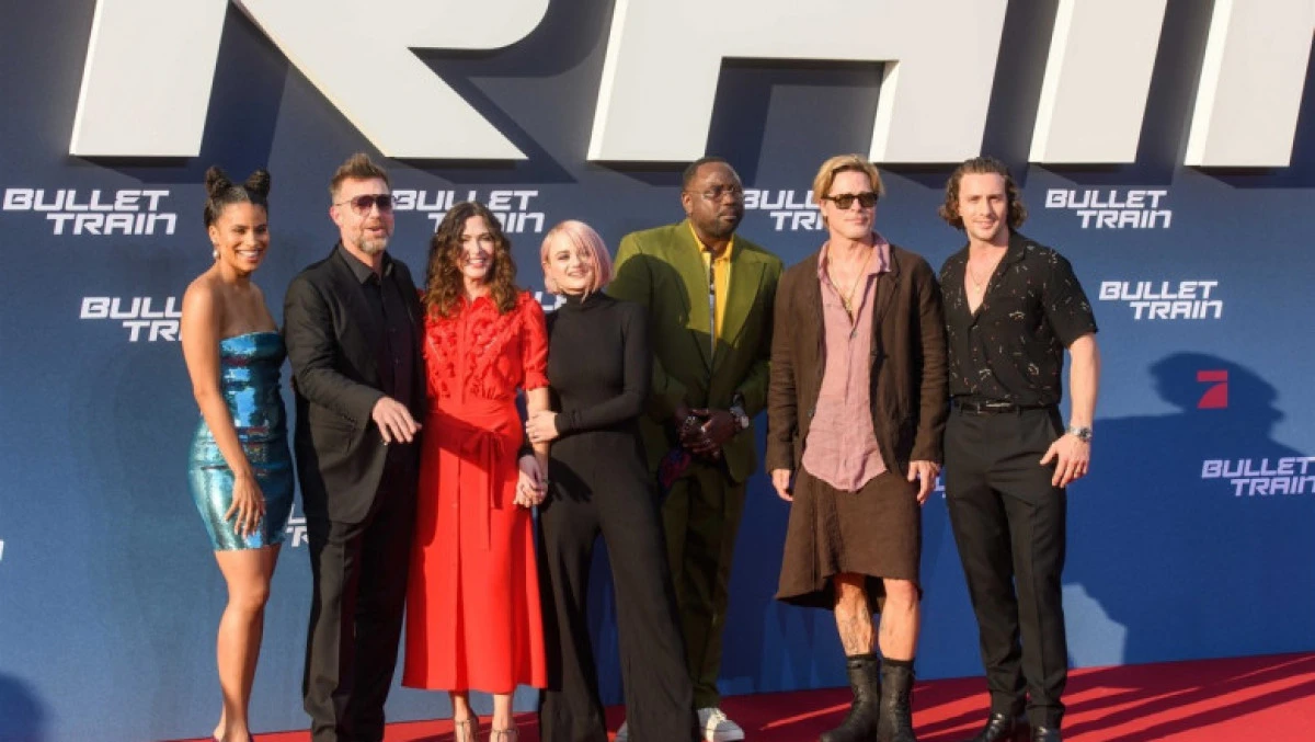 Brad Pitt s-a îmbrăcat în fustă la premiera filmului Bullet Train