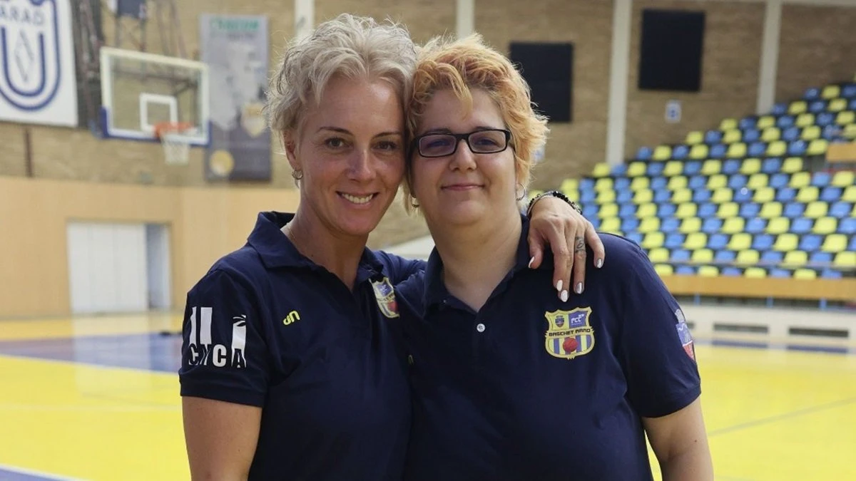 Brankica Hadzovic îi ajută pe suporteri să își facă abonamente la FCC UAV Arad