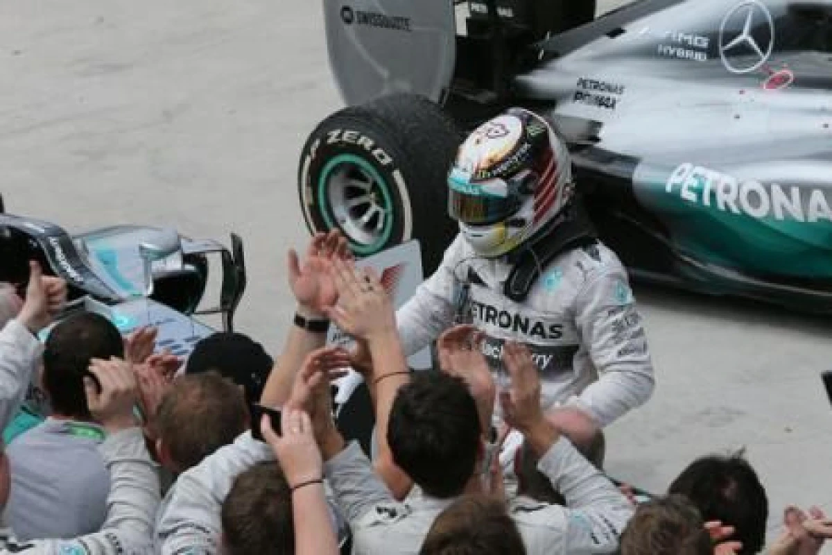 BRITANICUL LEWIS HAMILTON ESTE CAMPION MONDIAL LA FORMULA 1