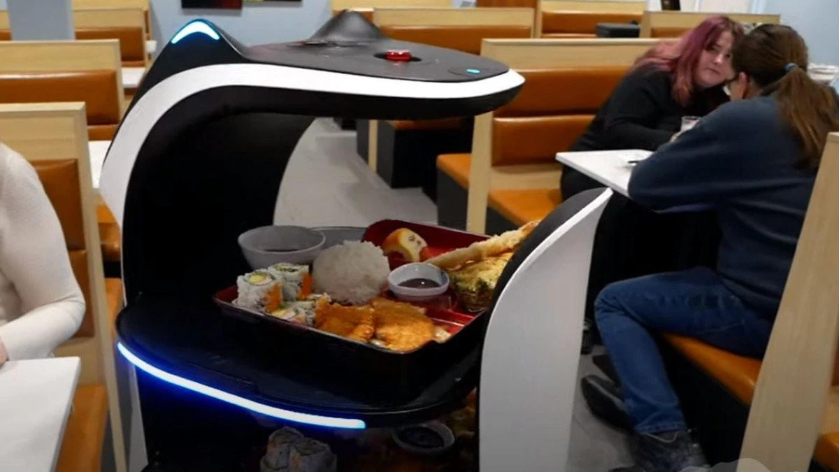 Bulgaria va avea în vară pe litoral chelneri din Ucraina, dar și chelneri-roboți