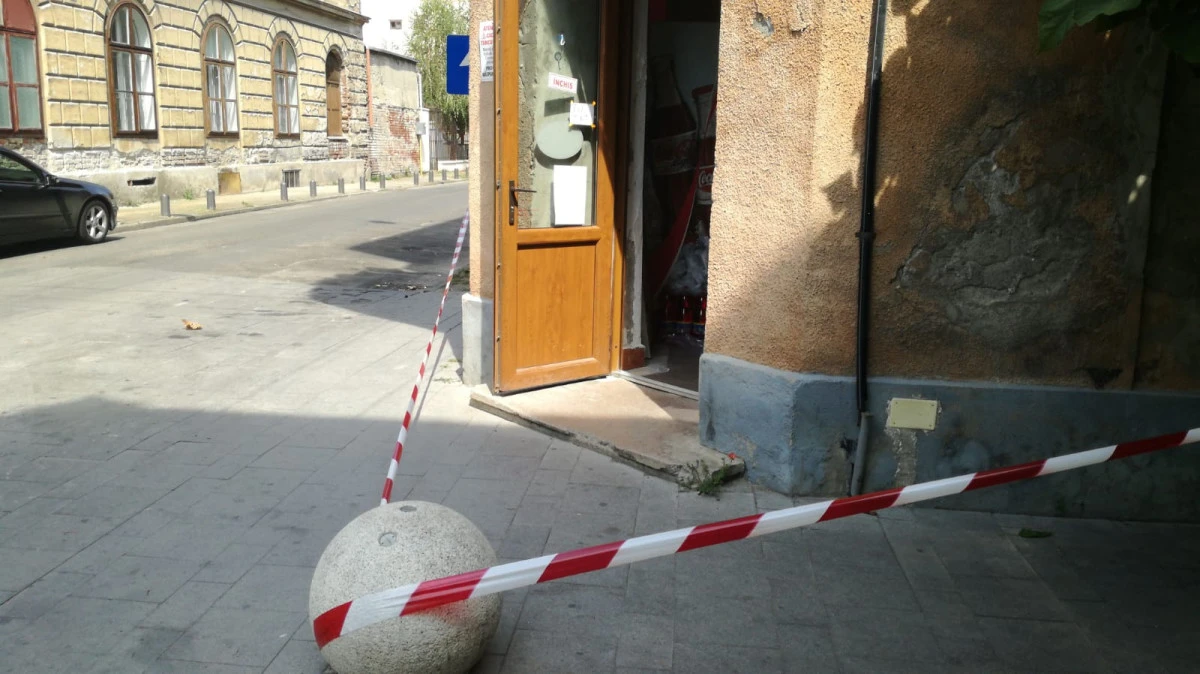 Cad ornamentale de pe clădiri, pe strada Mețianu! Polițiștii locali au împrejmuit zona