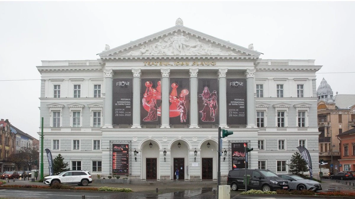 Cade tencuiala de pe clădirea Teatrului de Stat, reabilitată acum doi ani