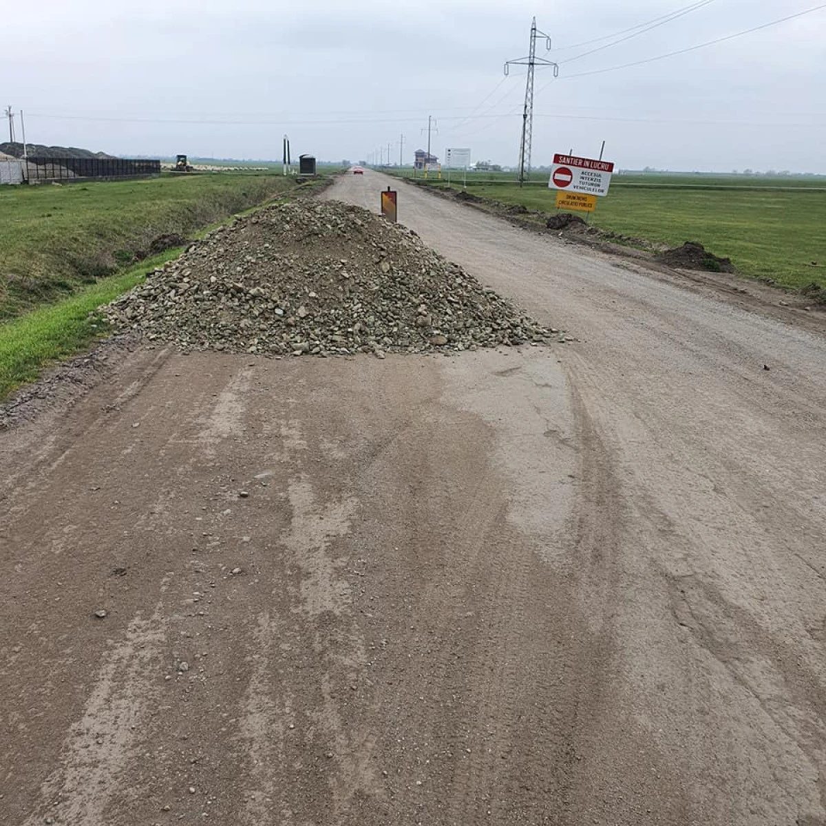 Calvarul mai durează câteva luni, pe drumul Arad - Șiria! Abia în octombrie se toarnă asfaltul