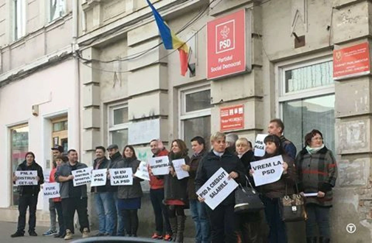 Campania imbecilă continuă: Liberalii lui Falcă şi-au făcut poze în fața sediului PSD