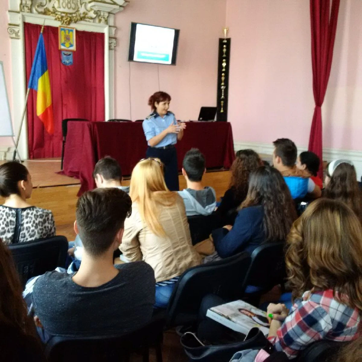 CAMPANIA "SI TU POTI DEVENI POLITIST", CONTINUA IN SCOLILE ARADENE