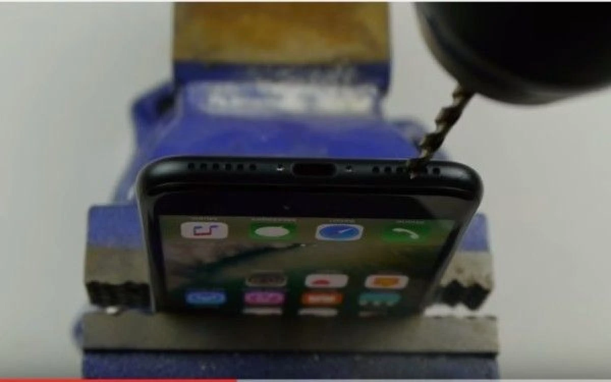 CÂND CREZI CĂ TOT CE ZBOARĂ SE MĂNÂNCĂ ÎȚI GĂUREȘTI ȘI iPHONE-UL CU BORMAȘINA