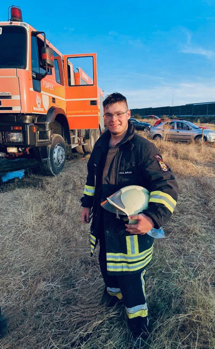 Când nu este voluntar pe una dintre ambulanțele SMURD, Sebastian Șooș își ajută colegii de la stingere