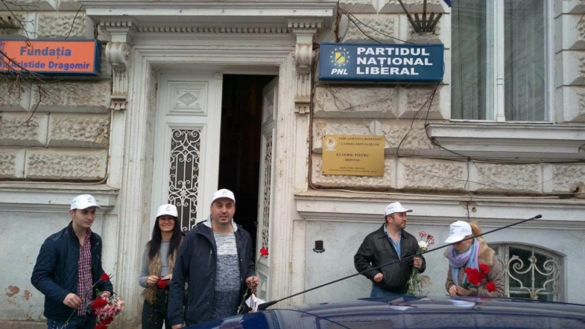 CANDIDATUL MISCARII POPULARE LA PRIMARIA ARAD A IMPARTIT FLORI FEMEILOR DIN PSD SI PNL