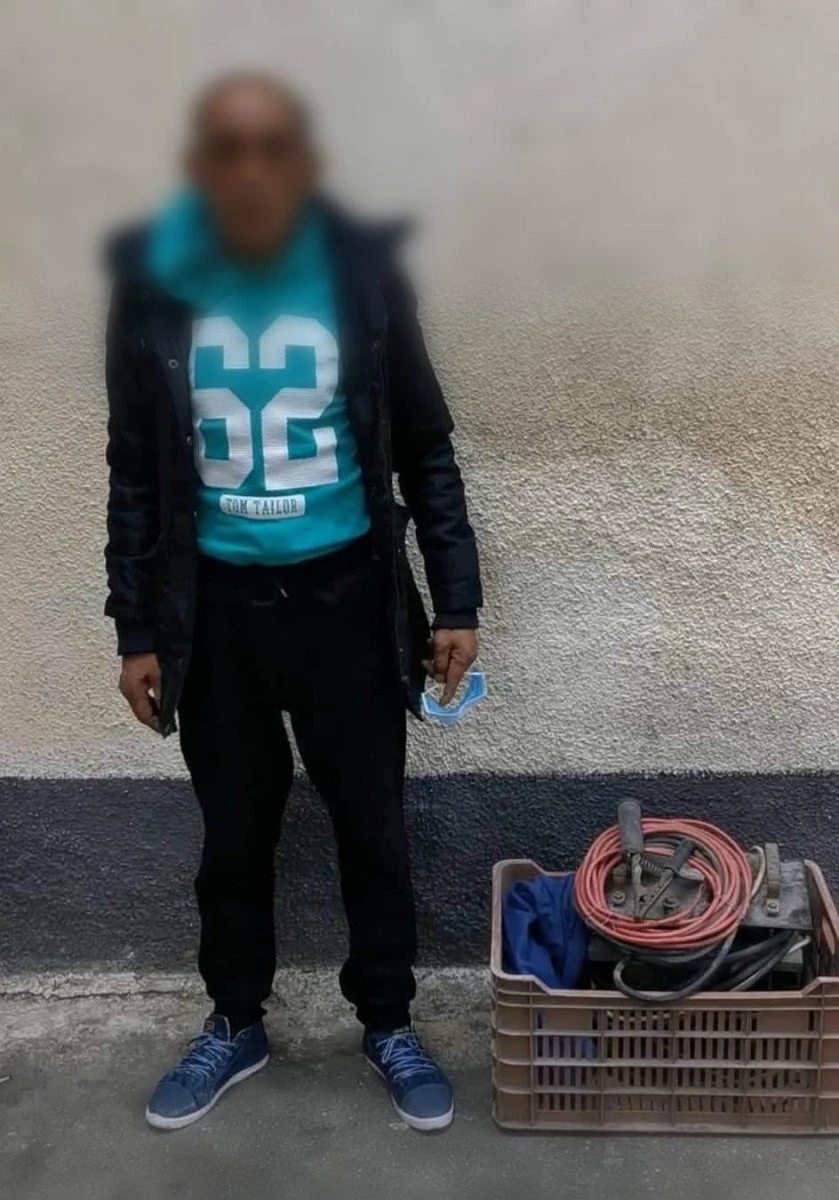 Căra o ladă suspectă, acoperită cu o pătură. Ghinionul lui a fost că „îi cunoștea" pe polițiștii locali