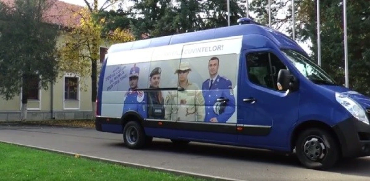 Caravana Jandarmeriei recrutează tineri din Arad