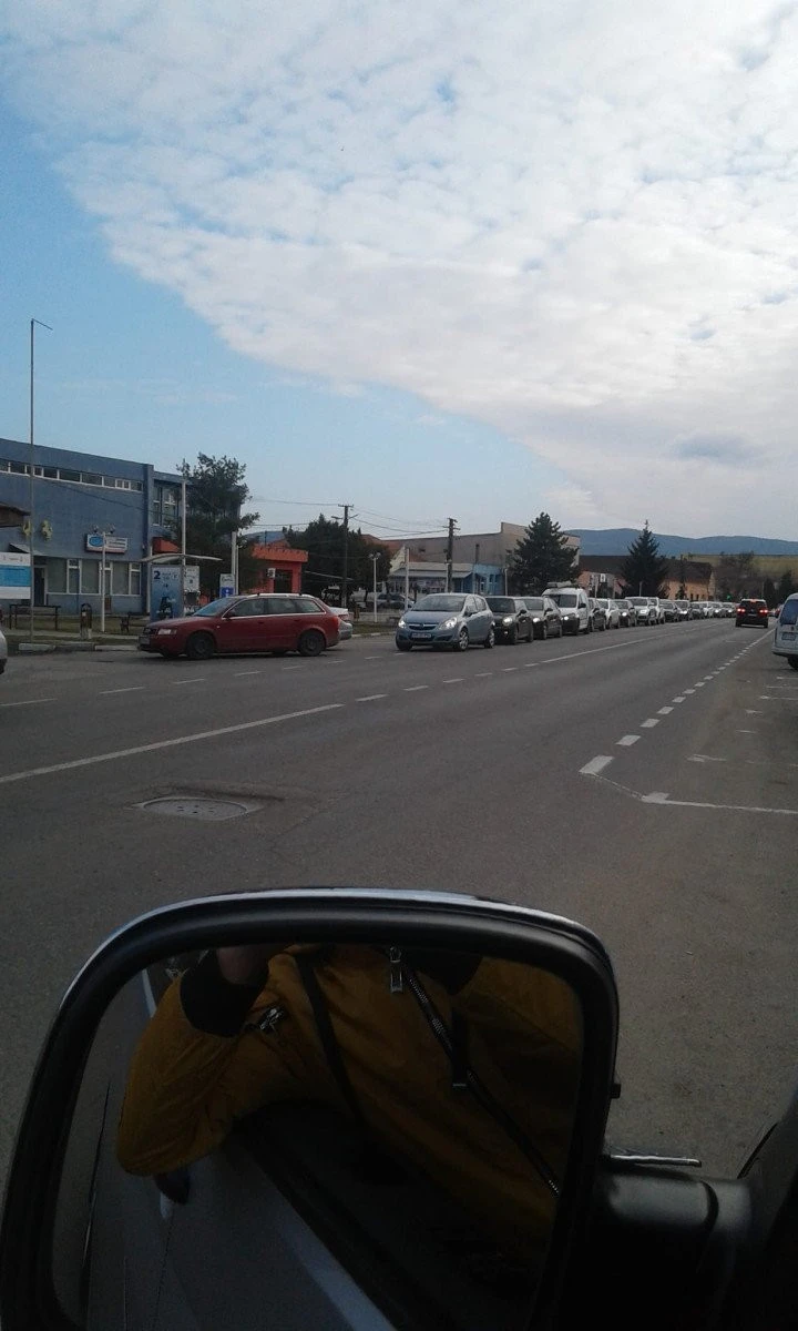 Carburanții se vor scumpi de la noapte, dar nu vor ajunge la 11 lei