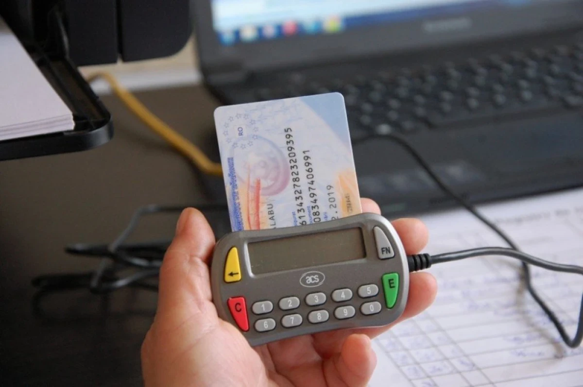 Cardurile de sănătate vor fi înlocuite treptat cu noile cărți electronice de identitate