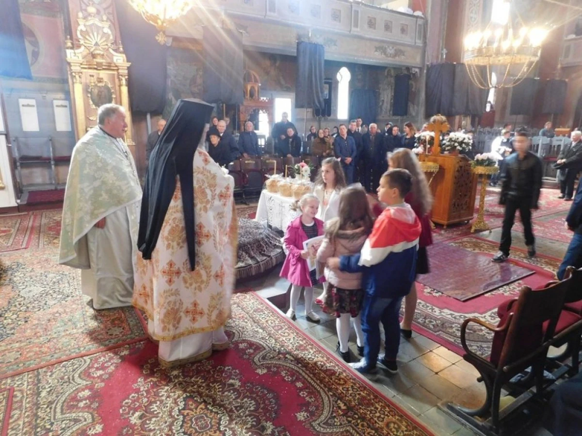 Cartea de colorat „Patimile Domnului”, dăruită copiilor din Buteni