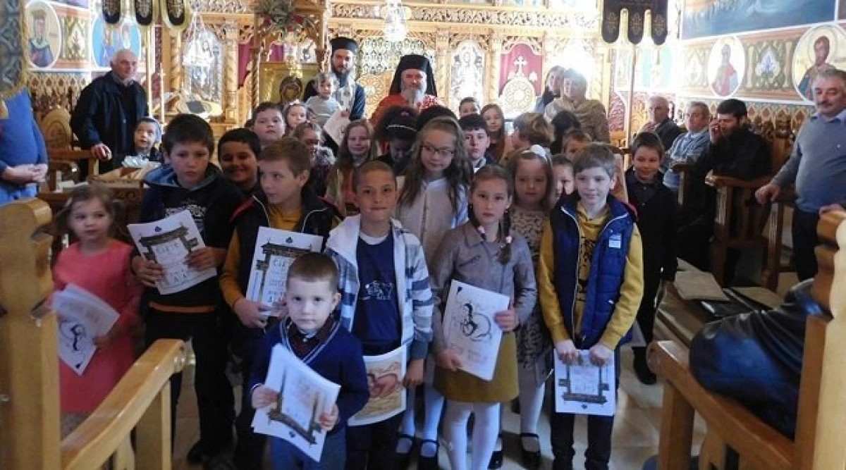Cărți de colorat dăruite copiilor din Joia Mare 