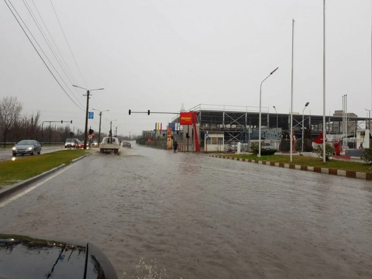 Cartierele municipiului, inundate după o simplă ploaie (FOTO)