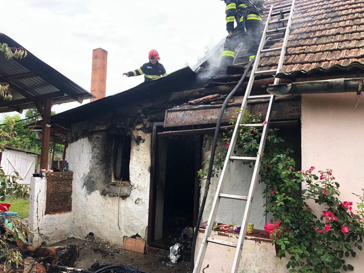 Casă din Curtici, cuprinsă de flăcări. Pompierii au intervenit prompt și au limitat pagubele