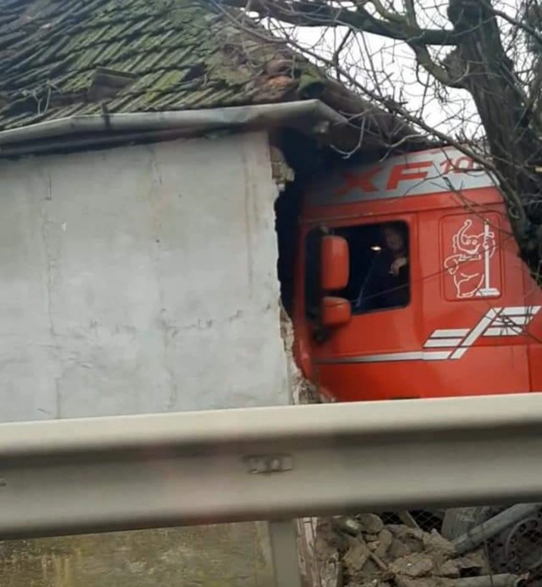 Casă distrusă a patra oară de un TIR, în Şimand