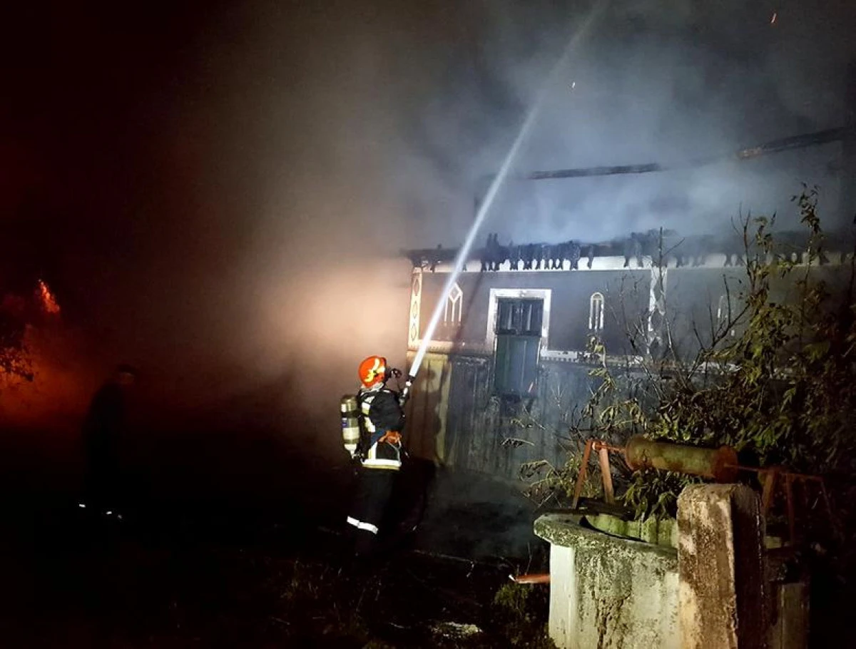 Casa în care a copilărit Laura Lavric, mistuită de flăcări