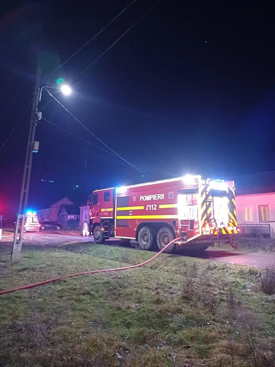 Casă incendiată în comuna Bata. Intervenția pompierilor a limitat pagubele